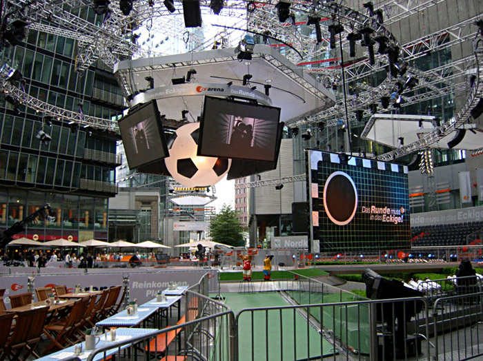 Das Sony - Center am Potsdamer Platz während der Fußball - WM; Copyright: Gerd-Michael Tuschy